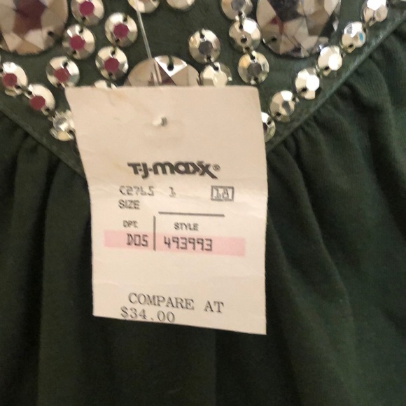 Sleeveless Jeweled V-neck Top - Picture 6 of 6